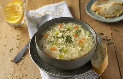 Sopa de verduras con letras