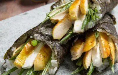 Cono de Nori relllenos con Pollo, Queso Crema y Cebollín