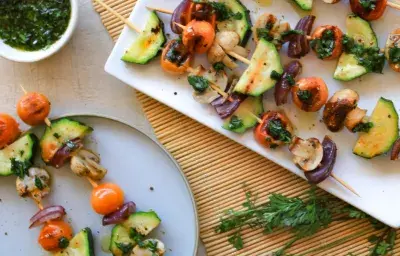 Anticuchos de verduras con salsa de cilantro