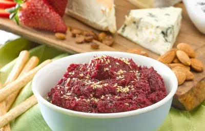 Hummus de Betarraga En Su Tabla de Quesos