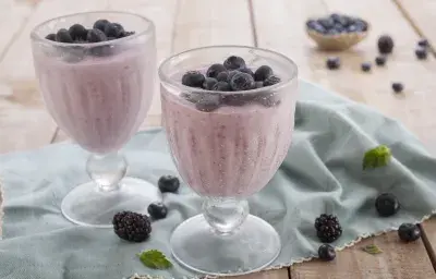 Batido de berries y albahaca