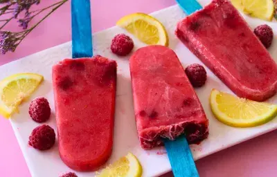 Paletas de helado de durazno y frambuesa