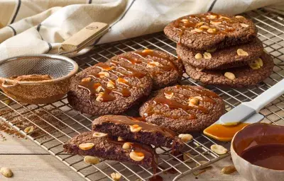 Galletas brownie con salsa caramelo