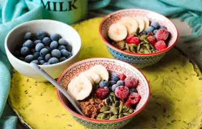 Porridge de avena y chocolate Nesquik® sin azúcar añadida con berries y semillas