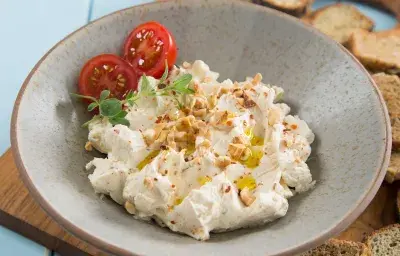 Dip de Queso Crema con Caldo de Costilla, Merkén, Maní y Aceite de Oliva