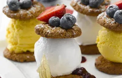 Torres de Helado con Galletas y Frutas