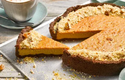 Tarta cremosa de lúcuma y crocante de nueces