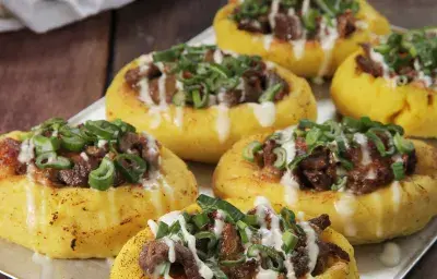 Papas rellenas con Carne picante y Mozzarella