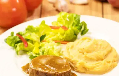 Carne a la Cacerola con Puré Picante