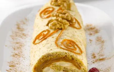 Brazo de reina, nuez, manjar y lúcuma