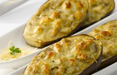 Berenjena Rellena con Crema de Pollo y Queso