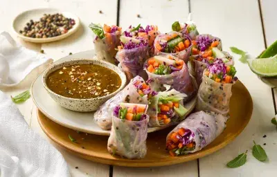 Rollitos frescos verduras y salsa oriental