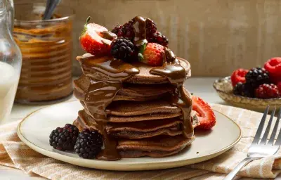 Hotcakes de cacao y salsa de chocolate manjar