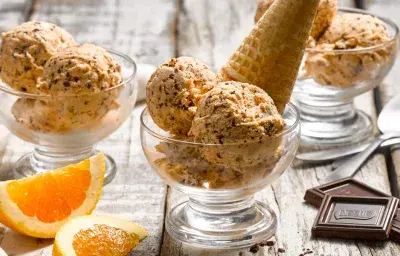 Helado de yoghurt y naranja con chips de chocolate