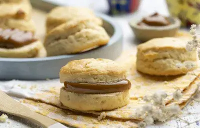 Scones rellenos de manjar