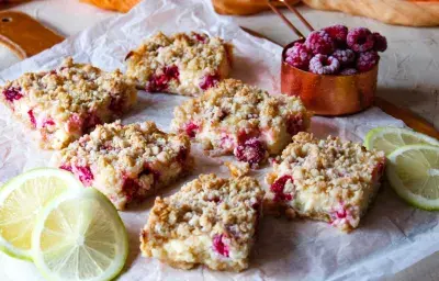 Cuadraditos de limón y frambuesa con leche Nido®