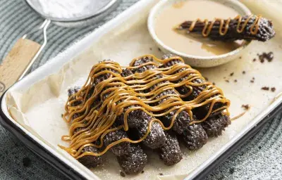 Churros de chocolate y salsa de manjar