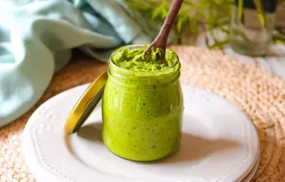 Pesto de hojas de coliflor