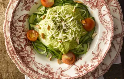 Spaghetti de Zapallo Italiano con Pesto de Palta y Frutos Secos