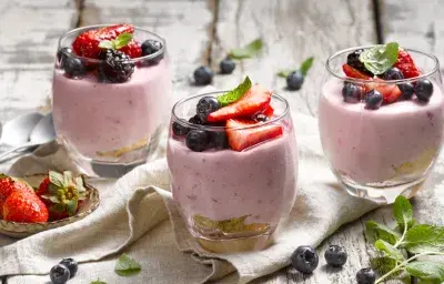 Postre helado de yoghurt, chía y frutos rojos