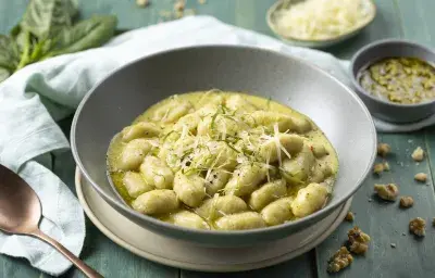 Gnocchis de coliflor con crema y pesto