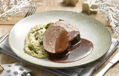 Carne al carmenere con cremoso de cous cous y espárragos