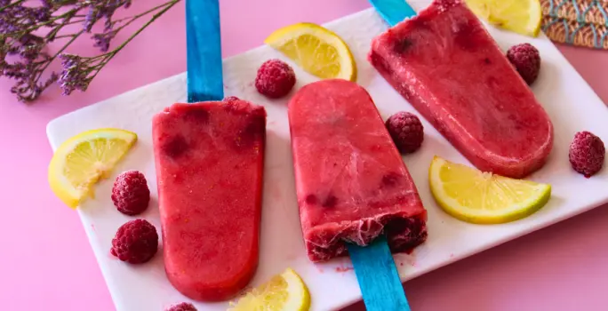 Paletas de helado de durazno y frambuesa