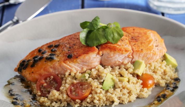 Salmón sellado con Salsa de Maracuyá y Quinoa