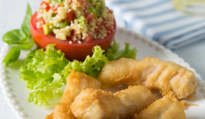 Tomate relleno con Cou Cous verde y Finger de Pescado Frito