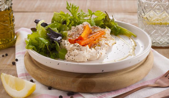 Cremoso de salmón con ensalada y zanahorias