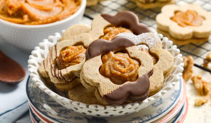 Galletas de Nueces con centro de Lúcuma