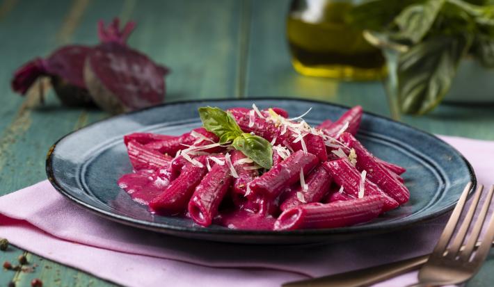 Pastas con salsa de betarraga