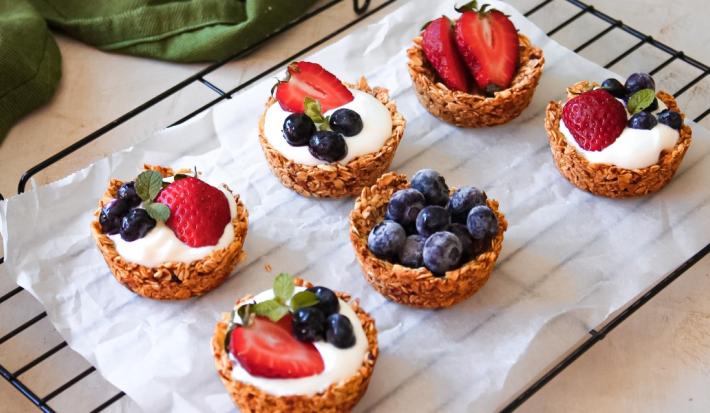 Tartaletas de granola, yoghurt Goodnes ® Skyr y fruta