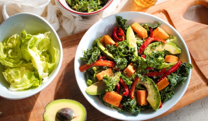 Ensalada de zapallo asado, pimiento, kale y palta