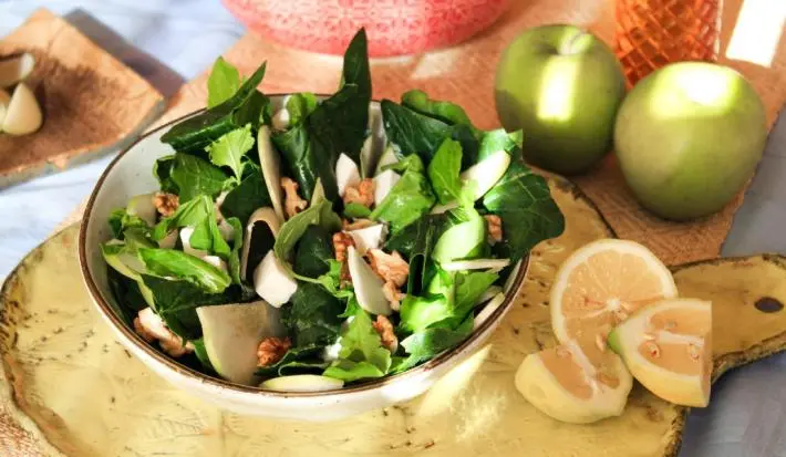 Ensalada de espinaca, manzana verde, quesillo y nueces.