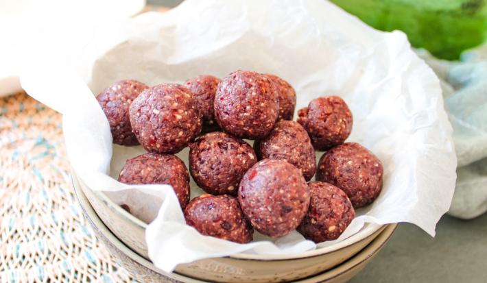 Bolitas de avellana, cranberry y mantequilla de maní