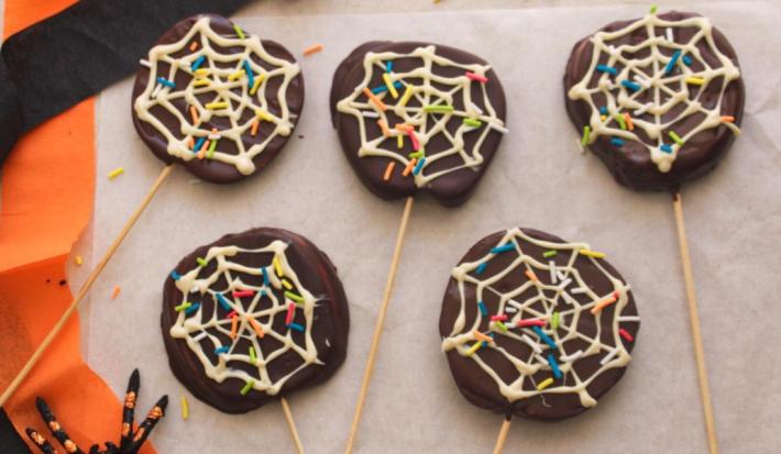 Brochetas de manzana cubiertas con chocolate para Halloween