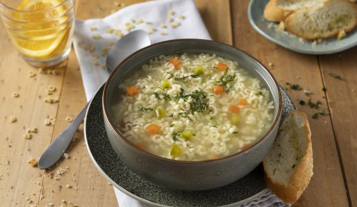 Sopa de verduras con letras