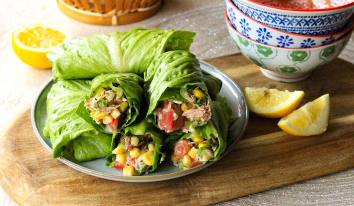 Rollitos de atún envueltos en lechuga