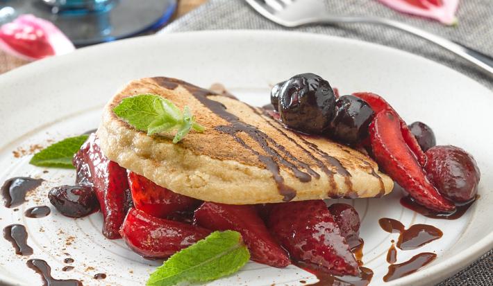 Hotcakes de Avena y Cacao con Berries al Romero