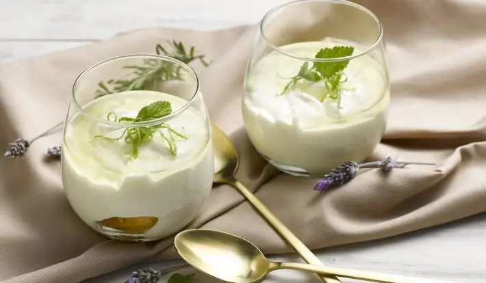 Postre de Yoghurt con Galletas y Almíbar de Jengibre