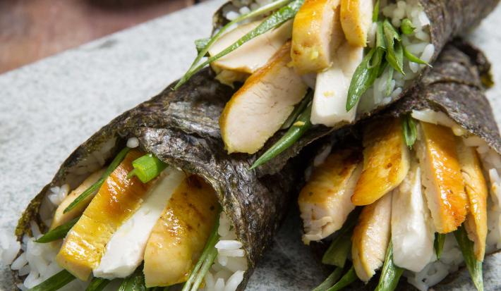 Cono de Nori relllenos con Pollo, Queso Crema y Cebollín