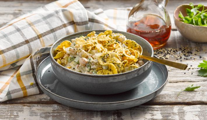 Ensalada cremosa con crocante de sésamo