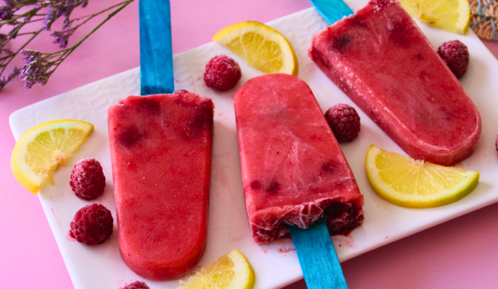 Paletas de helado de durazno y frambuesa