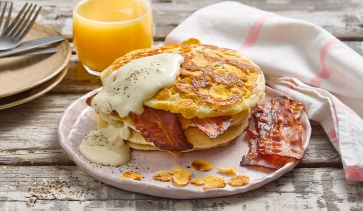 Hotcakes crocantes con Tocino y salsa de Queso