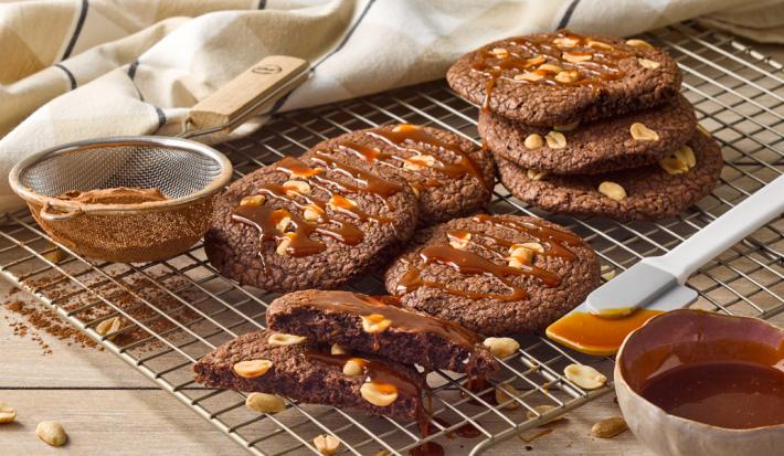 Galletas brownie con salsa caramelo