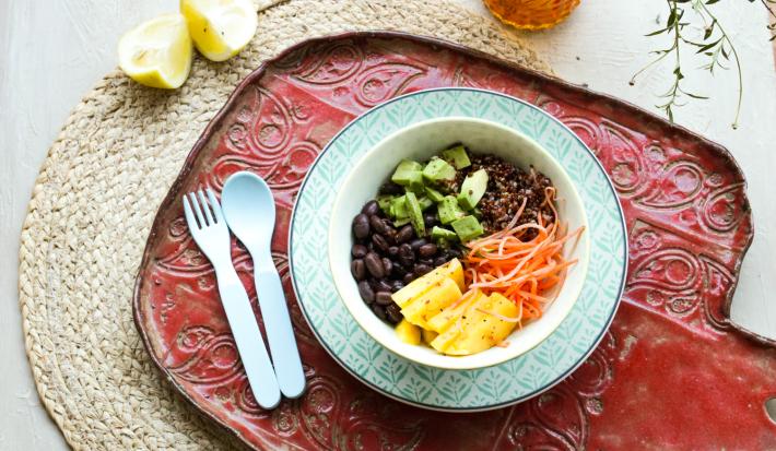 Bowl de arroz, porotos negros y verduras