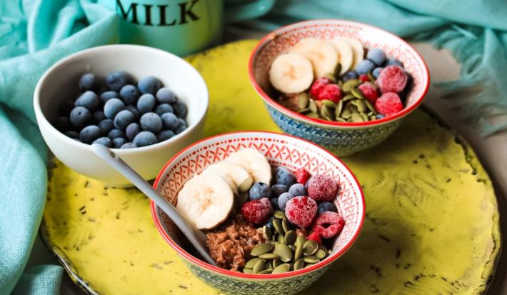 Porridge de avena y chocolate Nesquik® sin azúcar añadida con berries y semillas