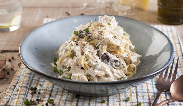 Pasta cremosa con pollo y champiñon