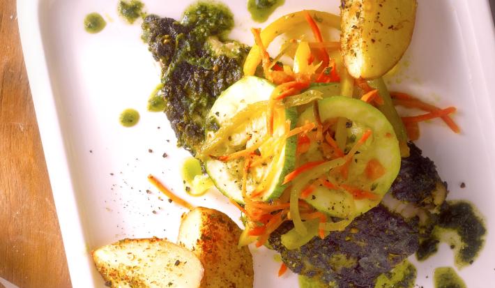 Merluza al Pesto y Verduras con Papas Bravas